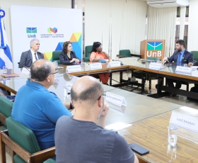 Delegação da Embaixada de Cuba, a Reitora da União de Santiago de Cuba, Diana Sedal Yanes e o Prof. Fidel Castro Neto, em reunião com Reitora da UnB, profª. Rozana Naves. 21/10/2025 Foto: Beto Monteiro/Ascom UnB